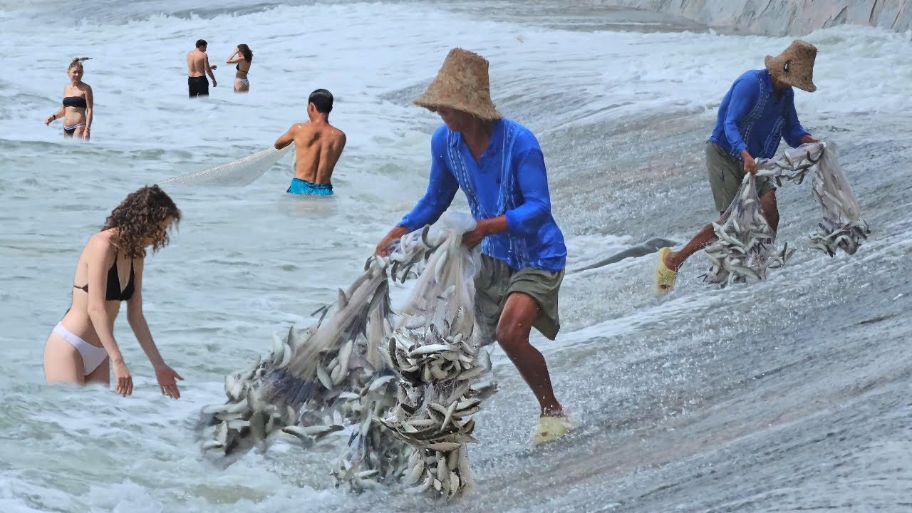 Giây Phút Bác Chài Cá May Mắn - Thoát Khỏi Dòng Nước Xoáy Khi Cố Gắng Giữ Chài Ai Xem Cũng Hồi Hộp