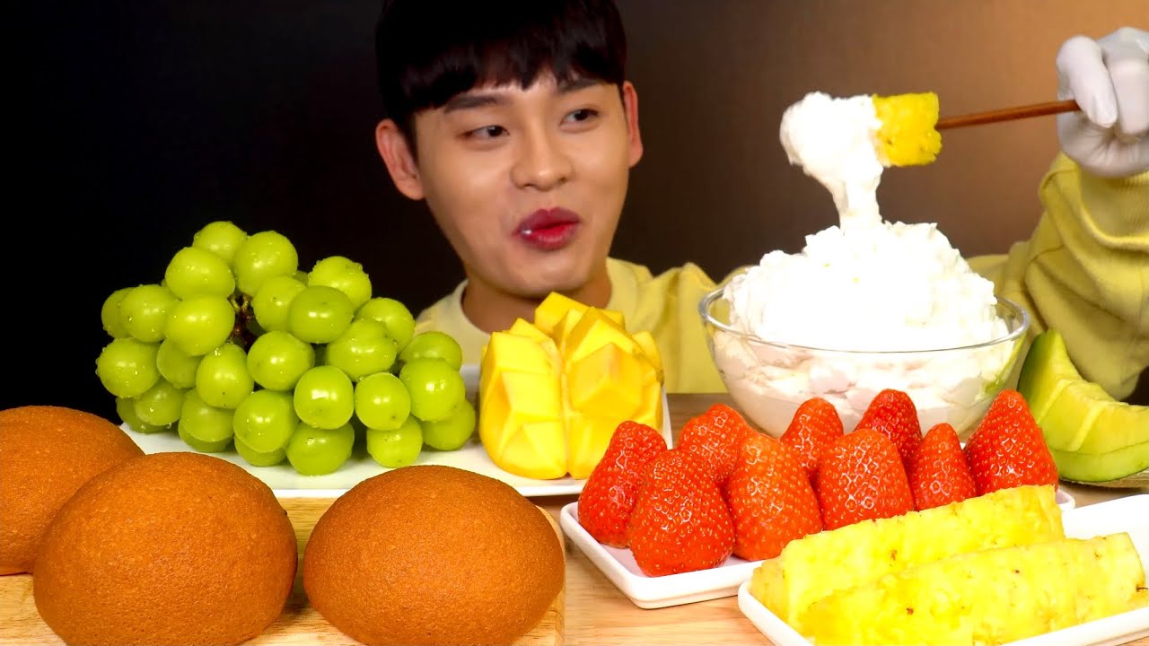 ASMR 생크림에 푹찍어 먹는 생과일🥭 애플망고 샤인머스켓 딸기🍓와 생크림 모카번 먹방~!! Whipped Cream With Fresh Fruit MuKBang~!!