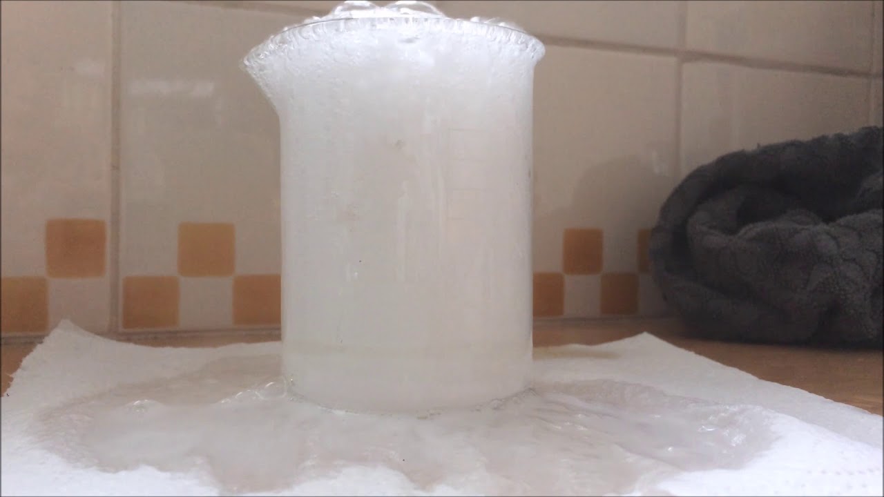The reaction of baking soda and vinegar explained