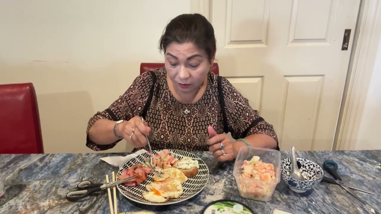 Những món ăn sáng ở Úc - ￼Thịt xông khói và trứng chiên, Salad hải sản - Cuộc Sống Ở Úc 🇦🇺