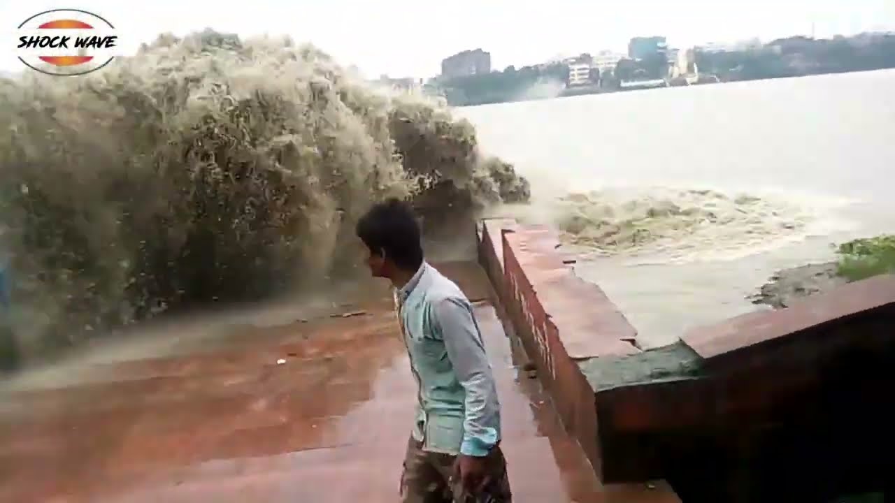 Dangerous high tide in Ganga River | Baan in Ganga | Kolkata | Ganga | mini tsunami | shockwave
