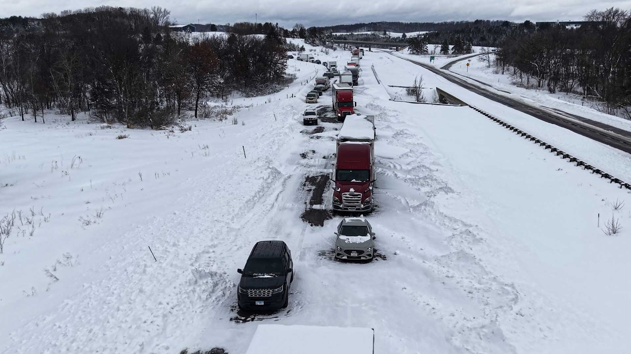 Historic Blizzard STRANDS VEHICLES FOR OVER 5 HOURS! - Green Bay, Wisconsin CRIPPLED