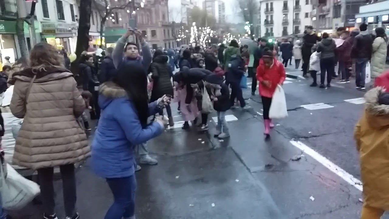 La locura de los caramelos en Cabalgata Reyes Magos Madrid