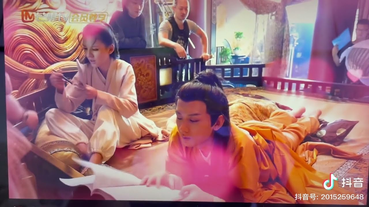 成毅/與君歌  工作人員:好像小孩在看書
