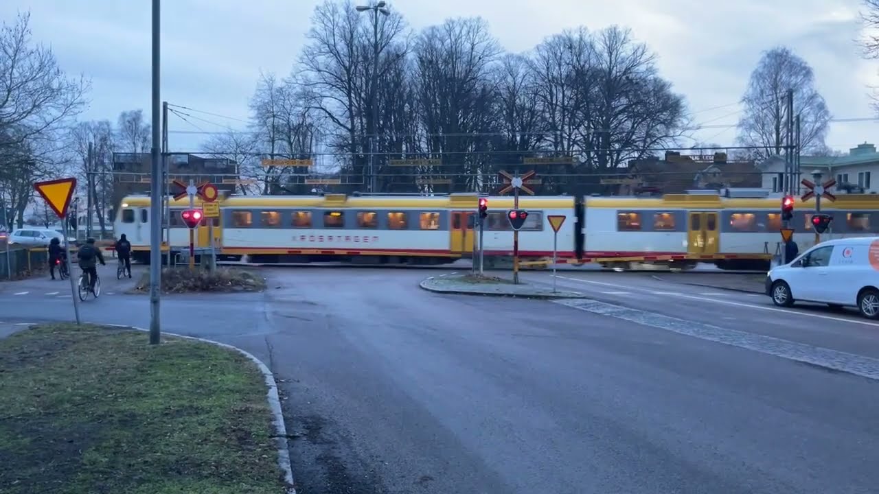 Järnvägsövergång i Kalmar med Krösatåg - Swedish level crossing