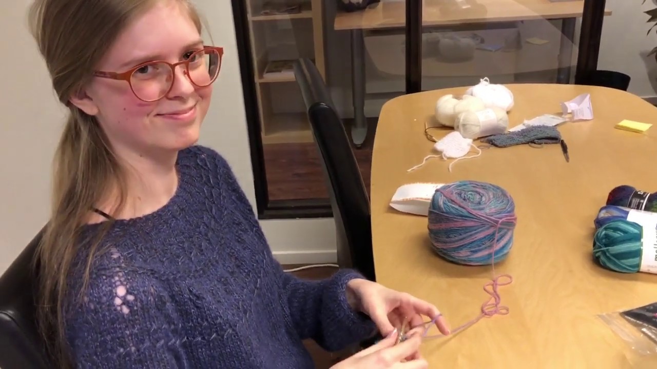 Rätstickad nybörjare babyfilt i Cookie.