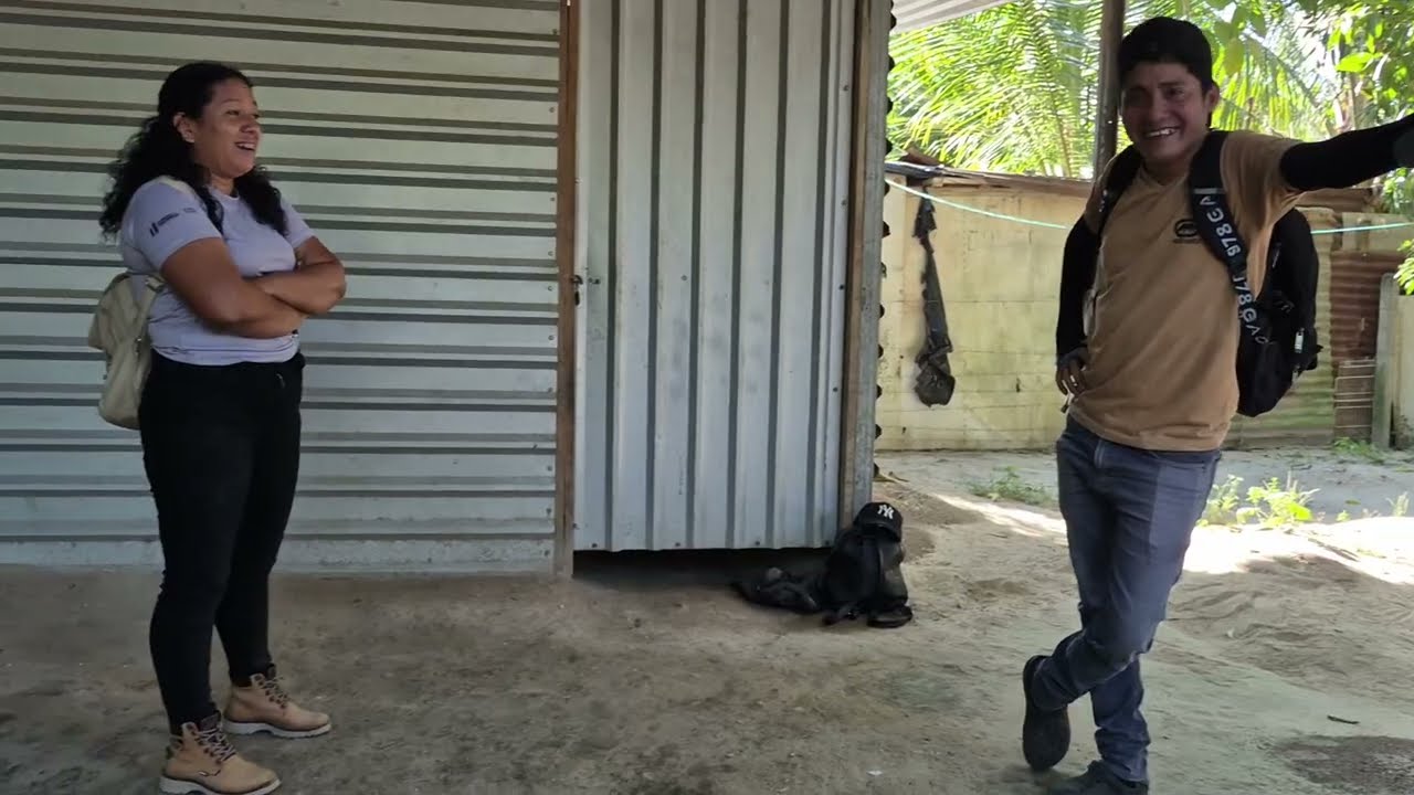 KARINA sin miedo se le sienta en las piernas a JORGE aunque tenga mujer no me importa dijo