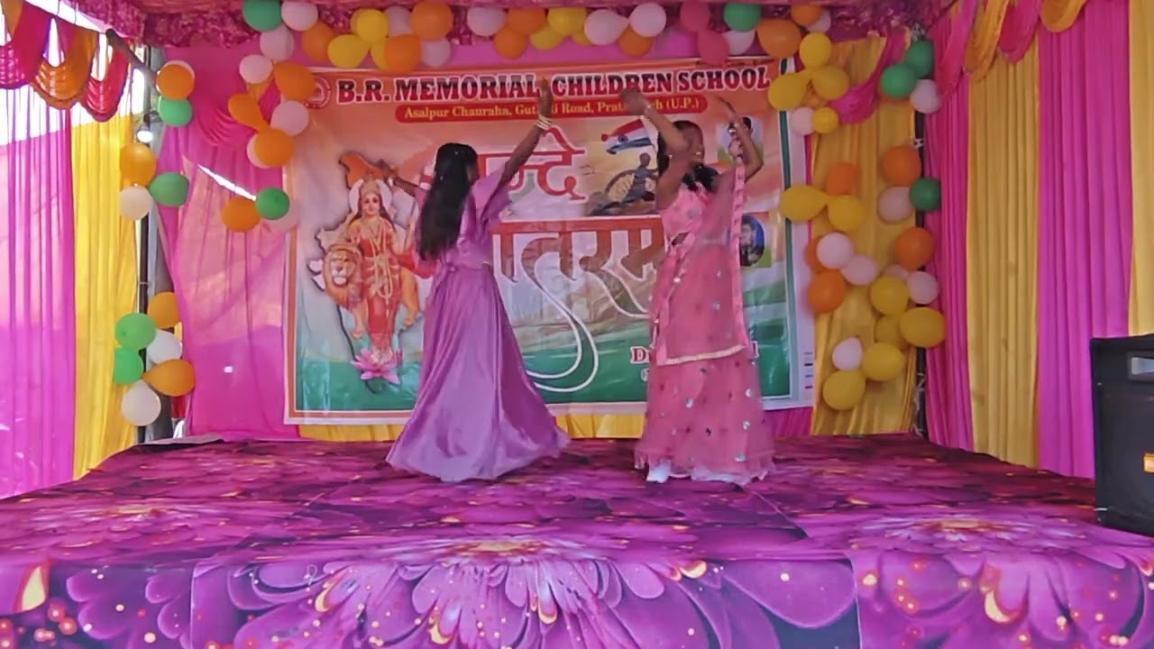 Dance by girls 
