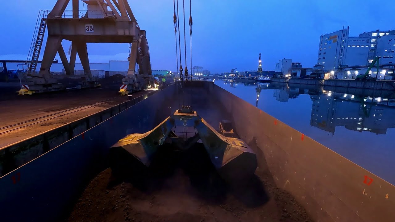 Het laatste beetje lossen, het ruim schoonmaken en dan gaan we aan de stad gaan liggen.