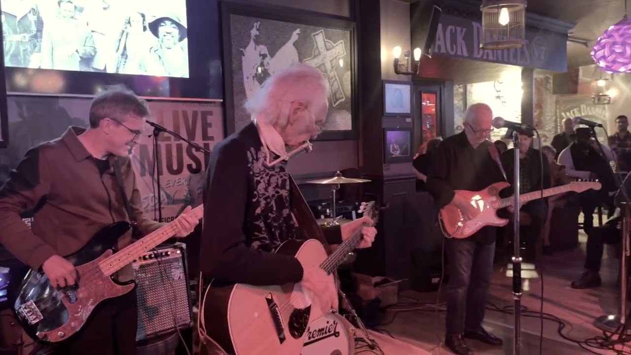 Steve Gibbons doing his natural thing with his great band. 3 classic numbers on this video. ⭐️ ⭐️⭐️