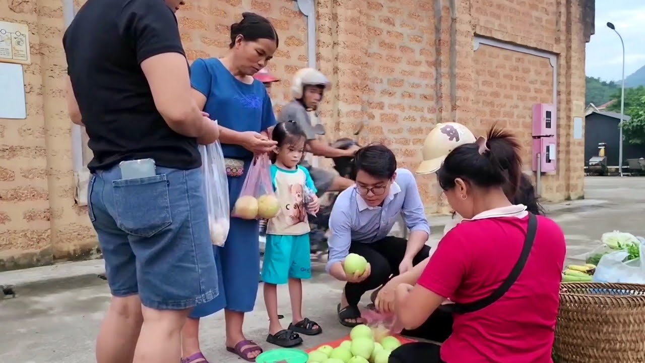 The young girl harvested pears and took them to the market to sell