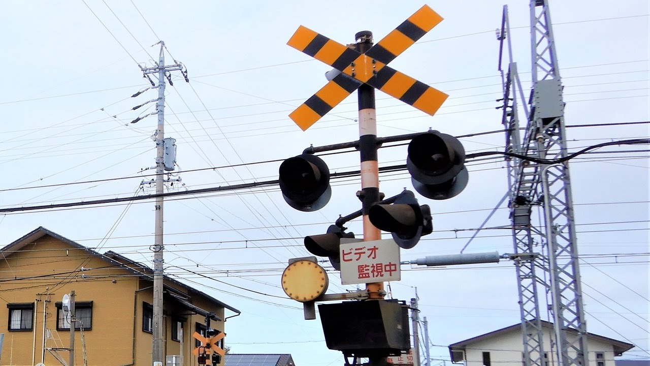 【踏切】JR参宮線 近鉄山田線　鳴り終わりがずれる踏切 (Railroad crossing in Japan)