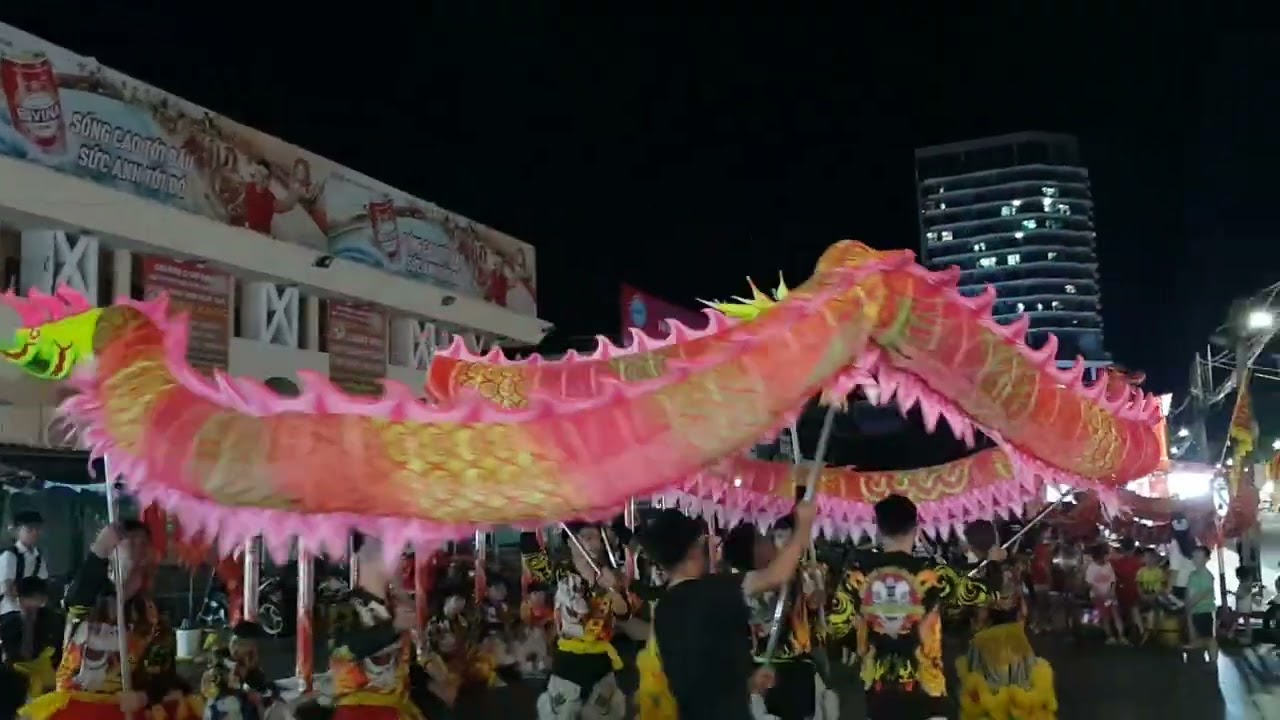 Lân sư rồng Thiên Anh Đường tập tại chợ Tuy Hòa trước thềm Trung Thu