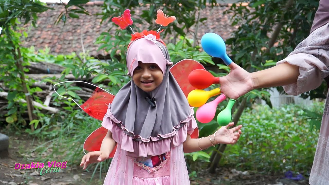 Dzakia Berm4in Mengisi Air Dalam Balon Daddy Finger Nursery Rhymes | Learn Colors With Balloons