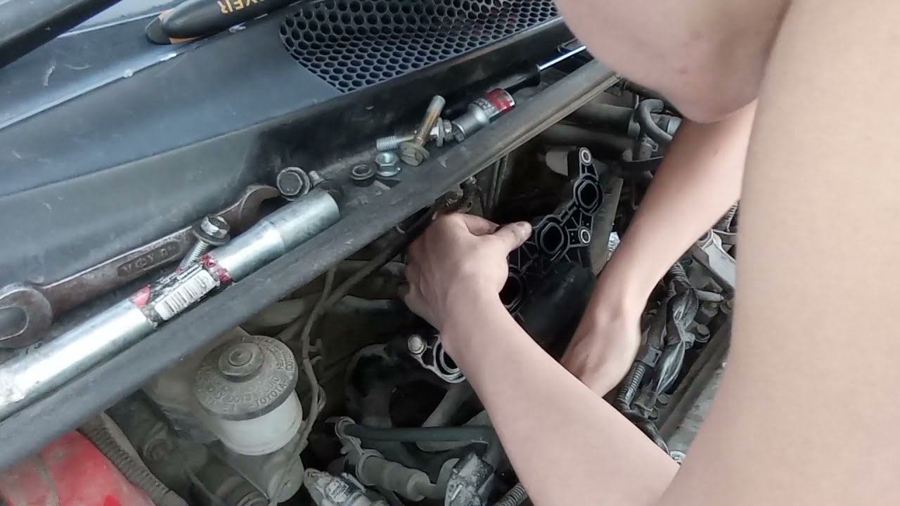 Замена прокладки впускного коллектора на Toyota Vitz 1szfe