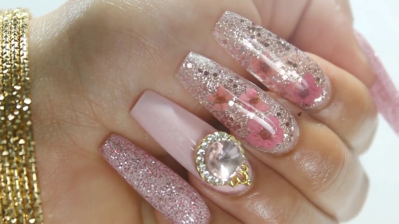 Uñas primaverales con florecitas en naturaleza muerta 2017