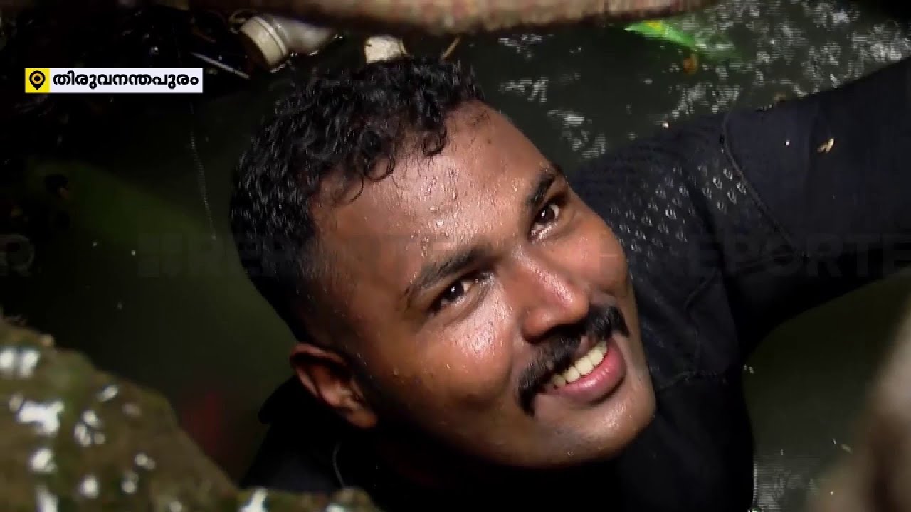 ദുർഘട സാഹചര്യത്തിലും പുഞ്ചിരിയോടെ സ്കൂബാ ടീം; മാലിന്യക്കൂമ്പാരത്തിലേക്ക് ഊളിയിട്ടിറങ്ങുന്നു