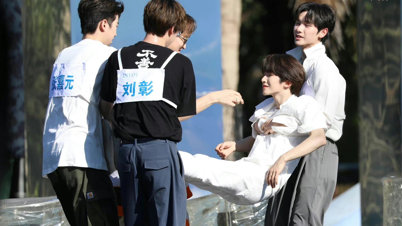 【INTO1刘宇】关于小朋友们热爱把幼儿园班长抬起来那件事！