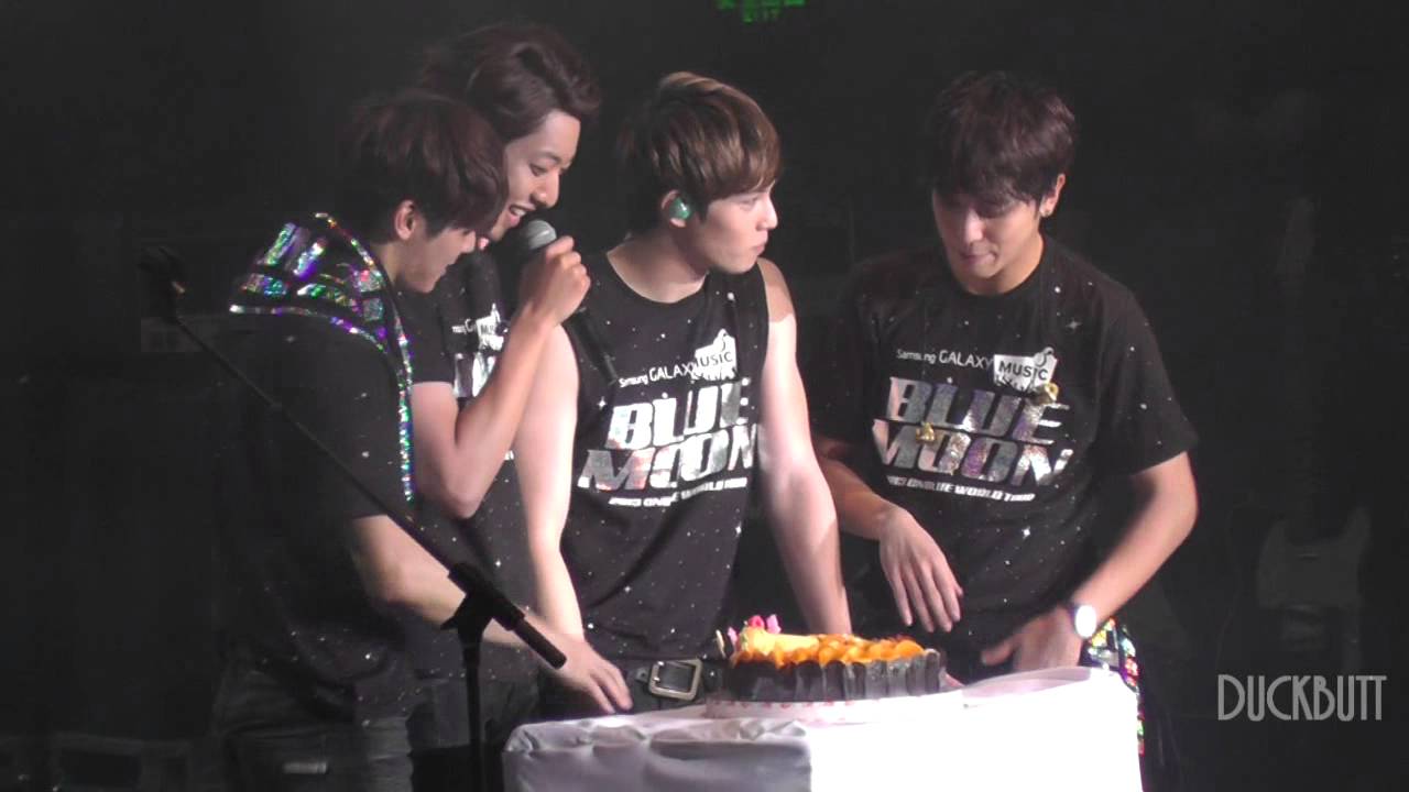 [Fancam] Minhyuk lifted Jungshin up in Guangzhou concert #씨엔블루# #CNBLUE#
