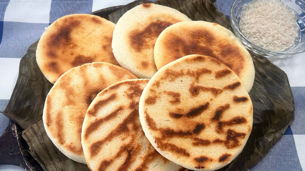 Cómo hacer AREPAS DE ARROZ CRUDO Y MOLIDO  🌾 CON CUAJADA 😋 - Clau y Canela