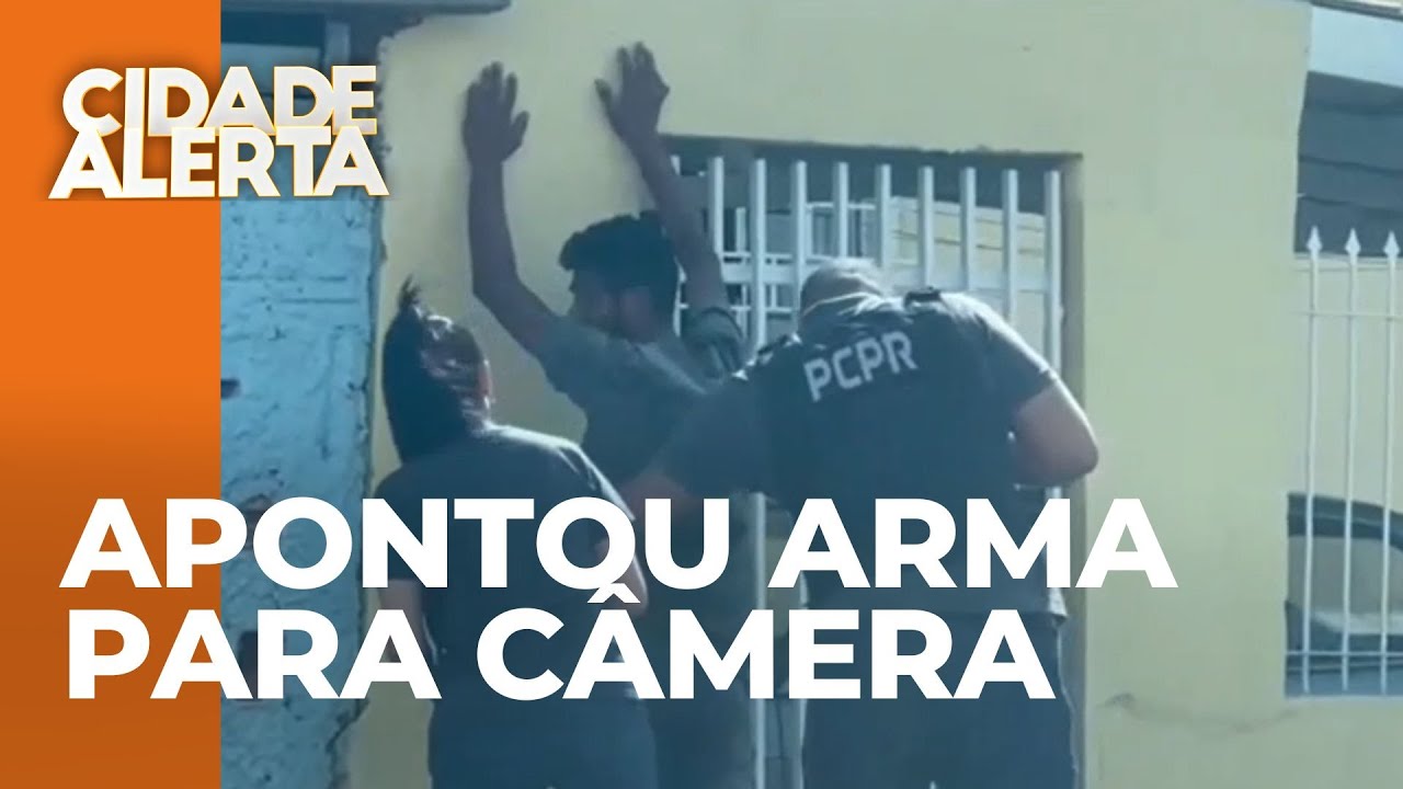 Sem vergonha nenhuma, suspeito de roubo aponta a arma para as câmeras