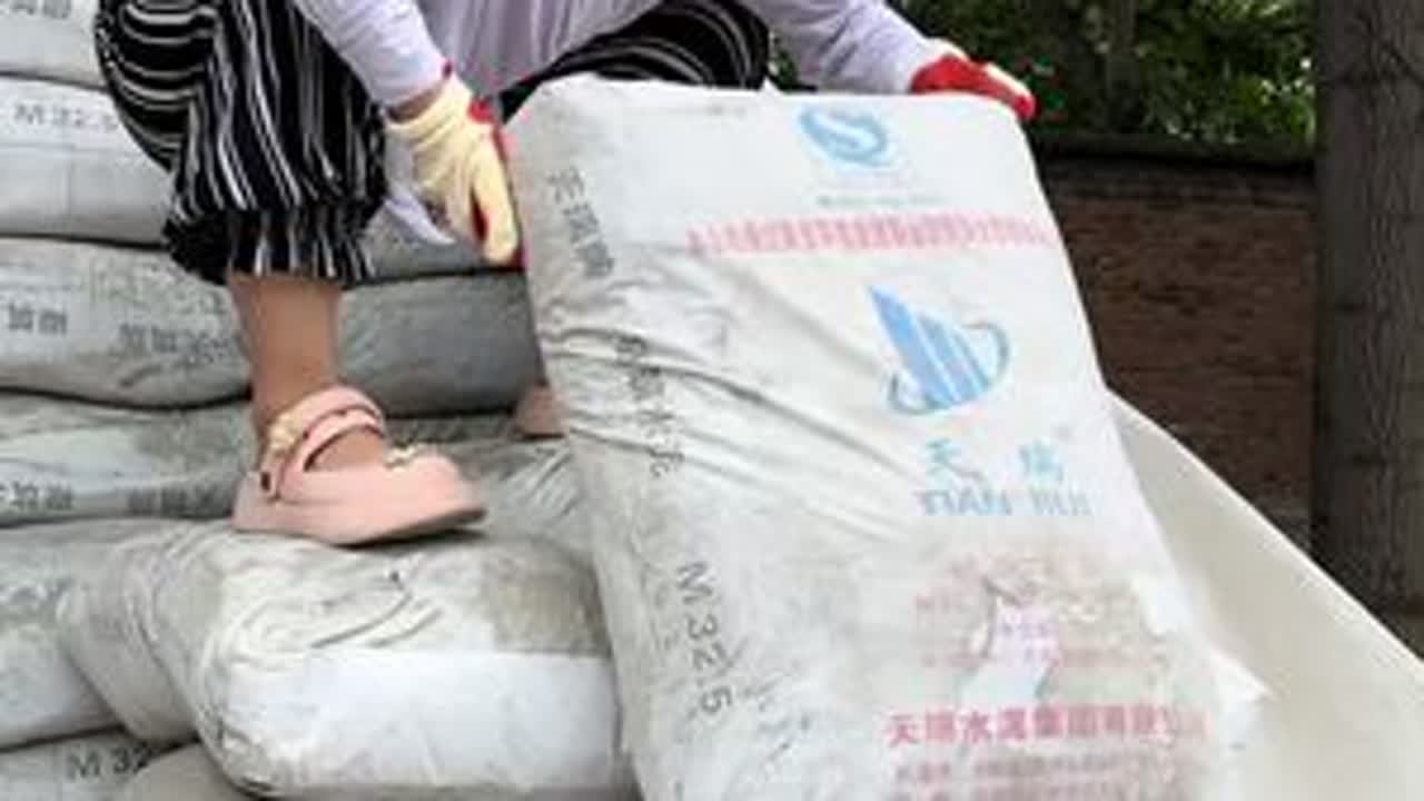 在疲惫的生活中，孩子就是最美的那一束光！成长的意义就是为了不让父母那么辛苦，成为父母的肩膀和依靠，其实孩子远比你想象中更爱你，父母就是孩子的全世界 #记录我的乡村生活#新农人计划2024#乡村守...