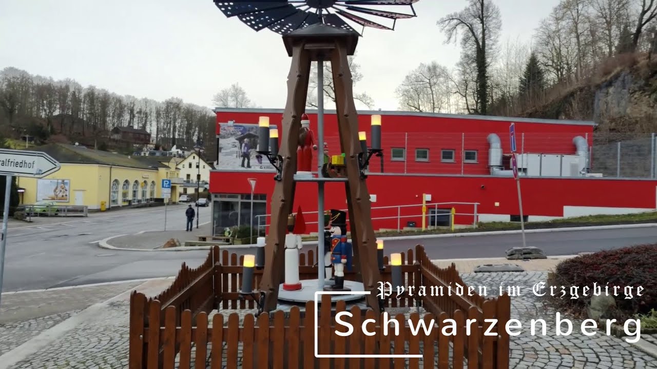 Ortspyramiden im Erzgebirge: Schwarzenberg Nähe Bahnhof , am Weg zur Schnitzausstellung