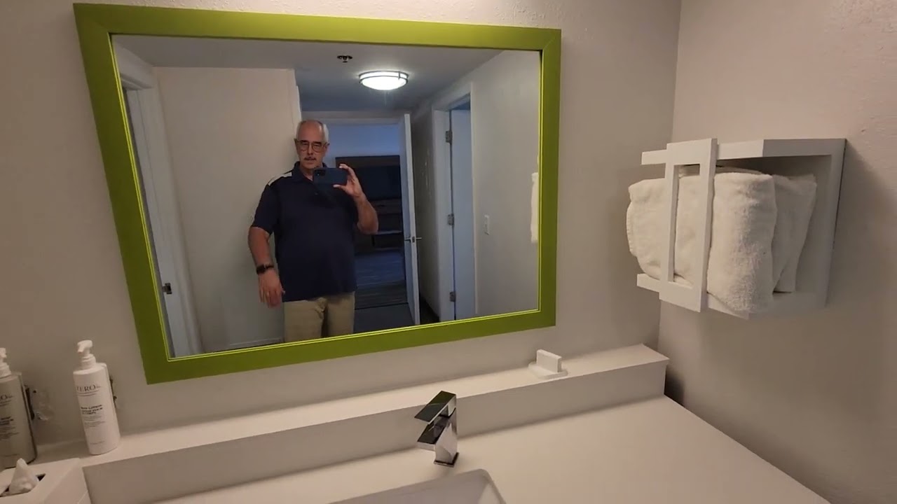 Отель Hampton Inn and Suites Ft. Lauderdale, номер люкс с 1 спальней.