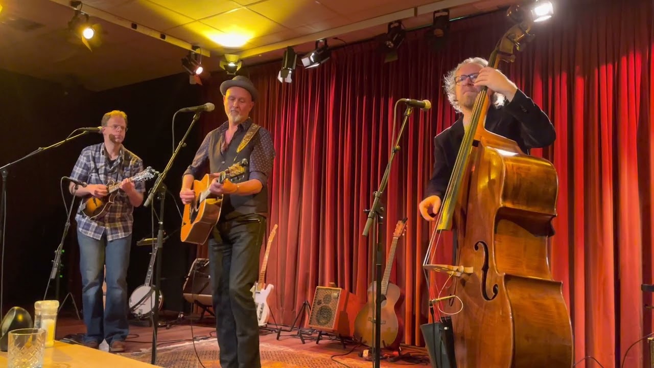 Eric Devries, Janos Koolen en Lucas Beukers - Close To Home