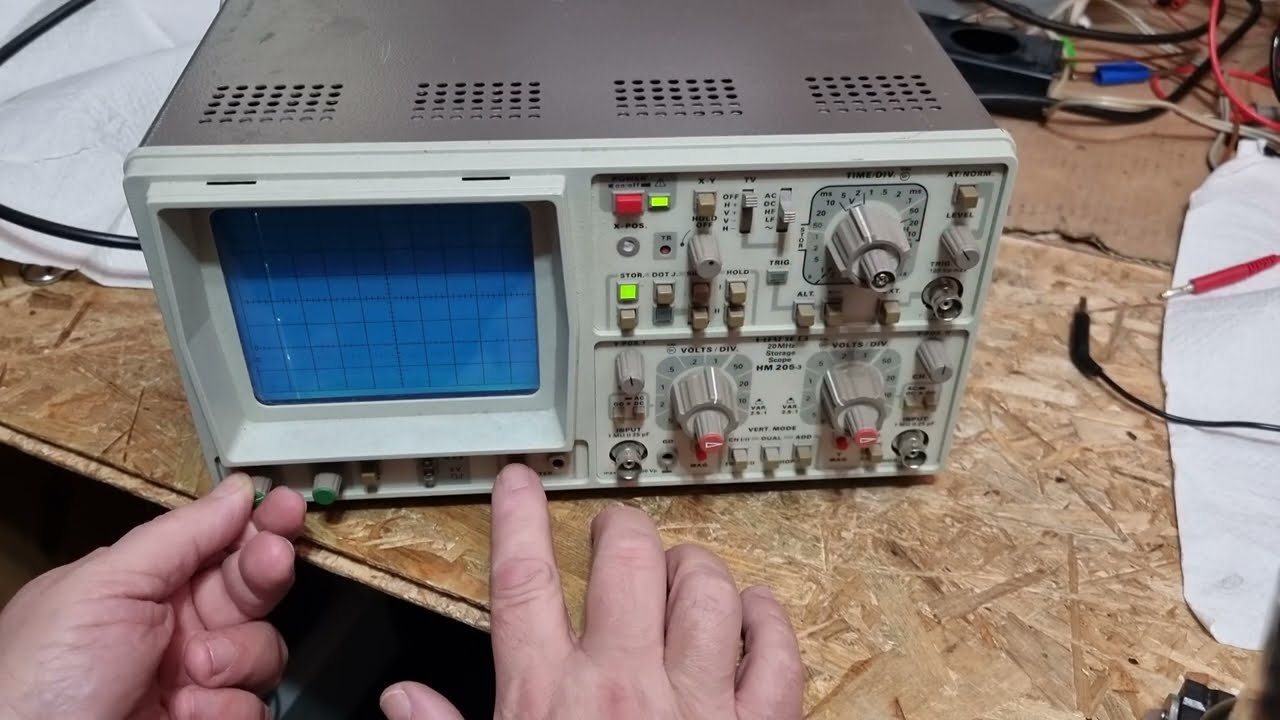 [179] Hameg HM205 3 B Erstansicht mit komischen gelben Zeug!!!