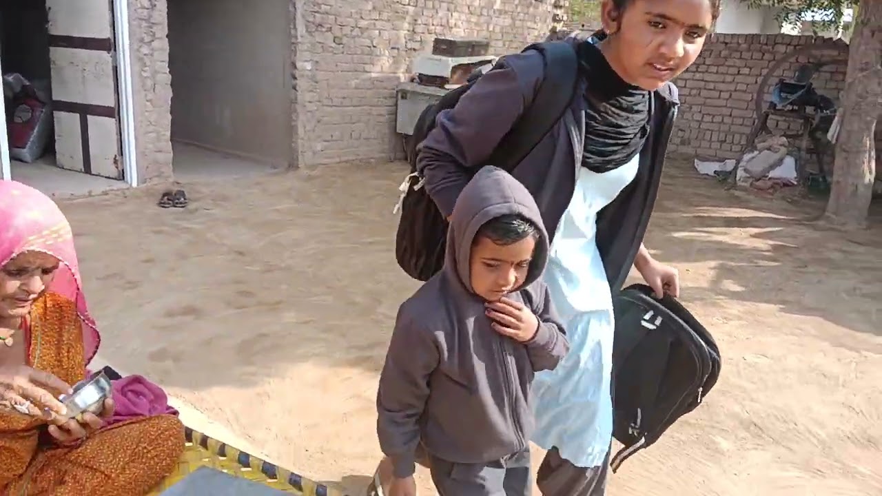 बच्चों के साथ मौज मस्ती करते