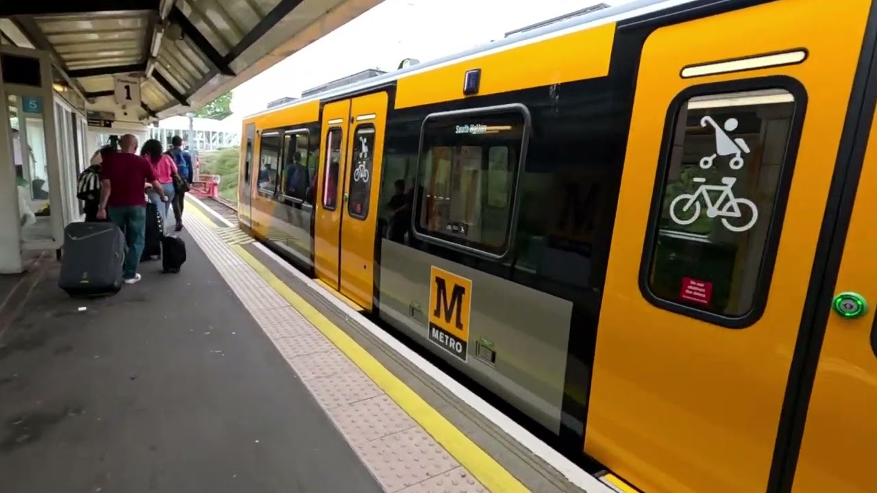 Tyne & Wear Metro - Class 555007 pulling into Airport Station | 24/08/25
