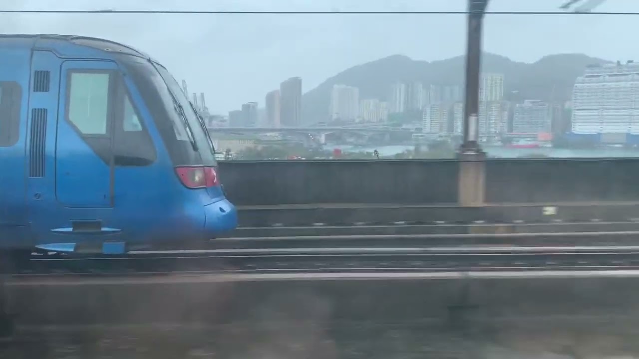 機場快綫及東涌綫列車同時駛經藍巴勒海峽橋往青衣站