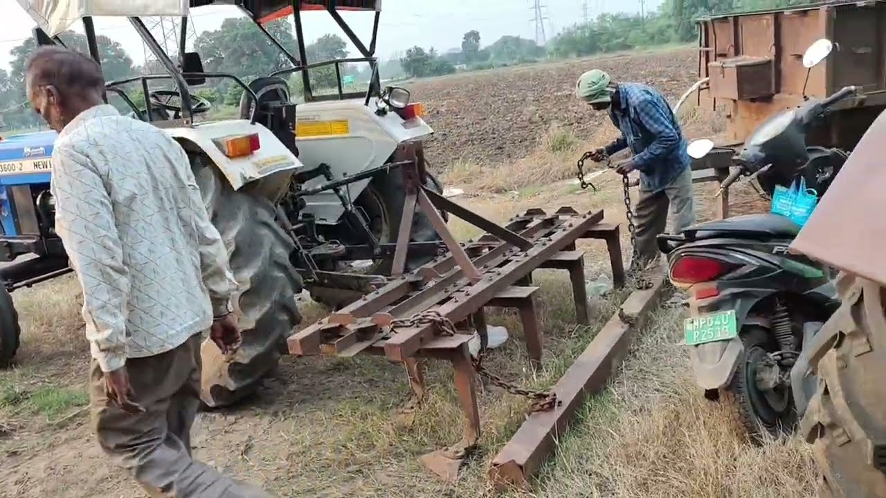 गेहूँ बिजाई के लिए खेत बखरना शुरू  हेरो चलाने के बाद कल्टिवेटर चलाना पड़ा न्यू हॉलैंड 3600-2 से 