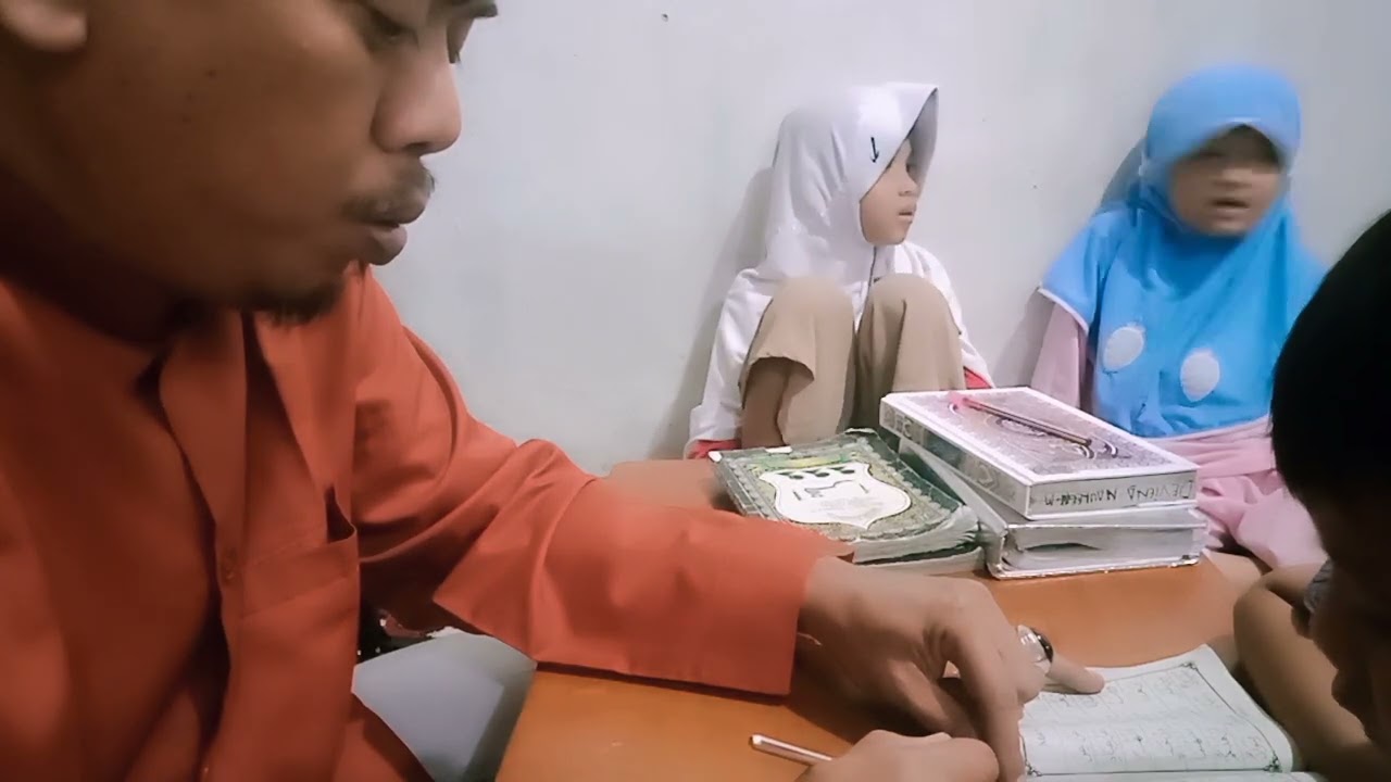 Anak belajar cara membaca IQRO 