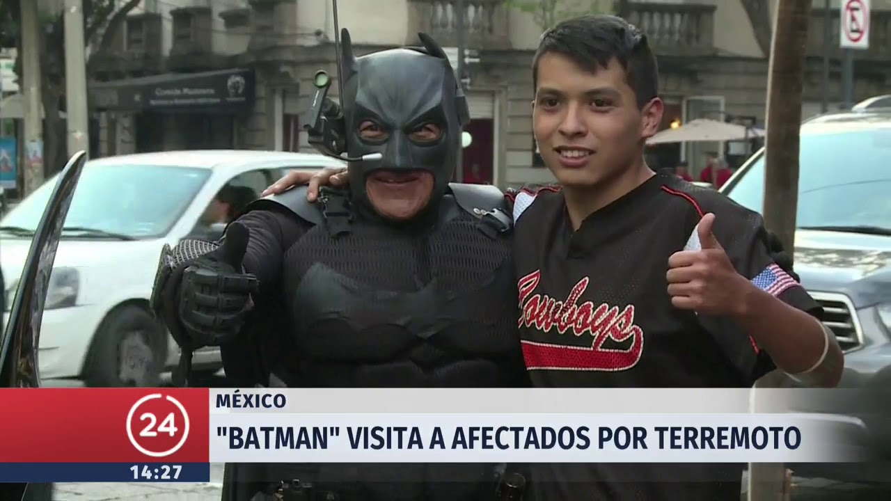 Batman solidario visita a afectados por terremoto en México | 24 Horas TVN Chile