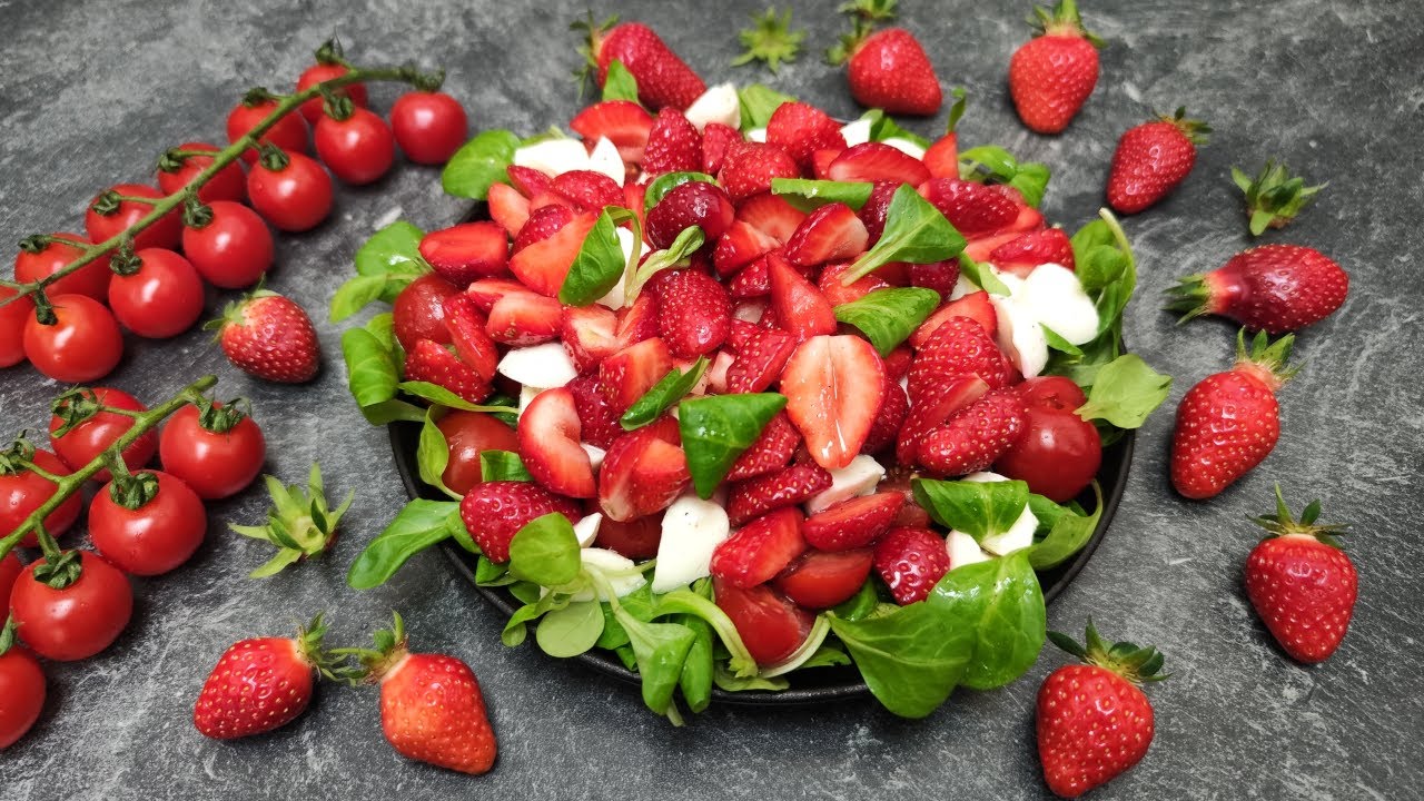 Frischer Sommersalat mit Mozzarella & Erdbeeren | Летний салат с клубникой и моцареллой