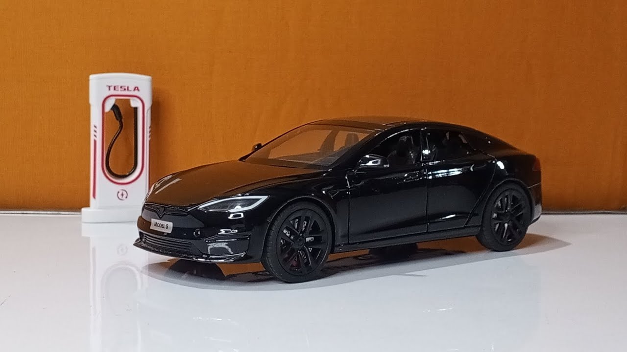 Tesla Model S | 1:24 Scale | Diecast Model with Lights, Sound & Opening Doors