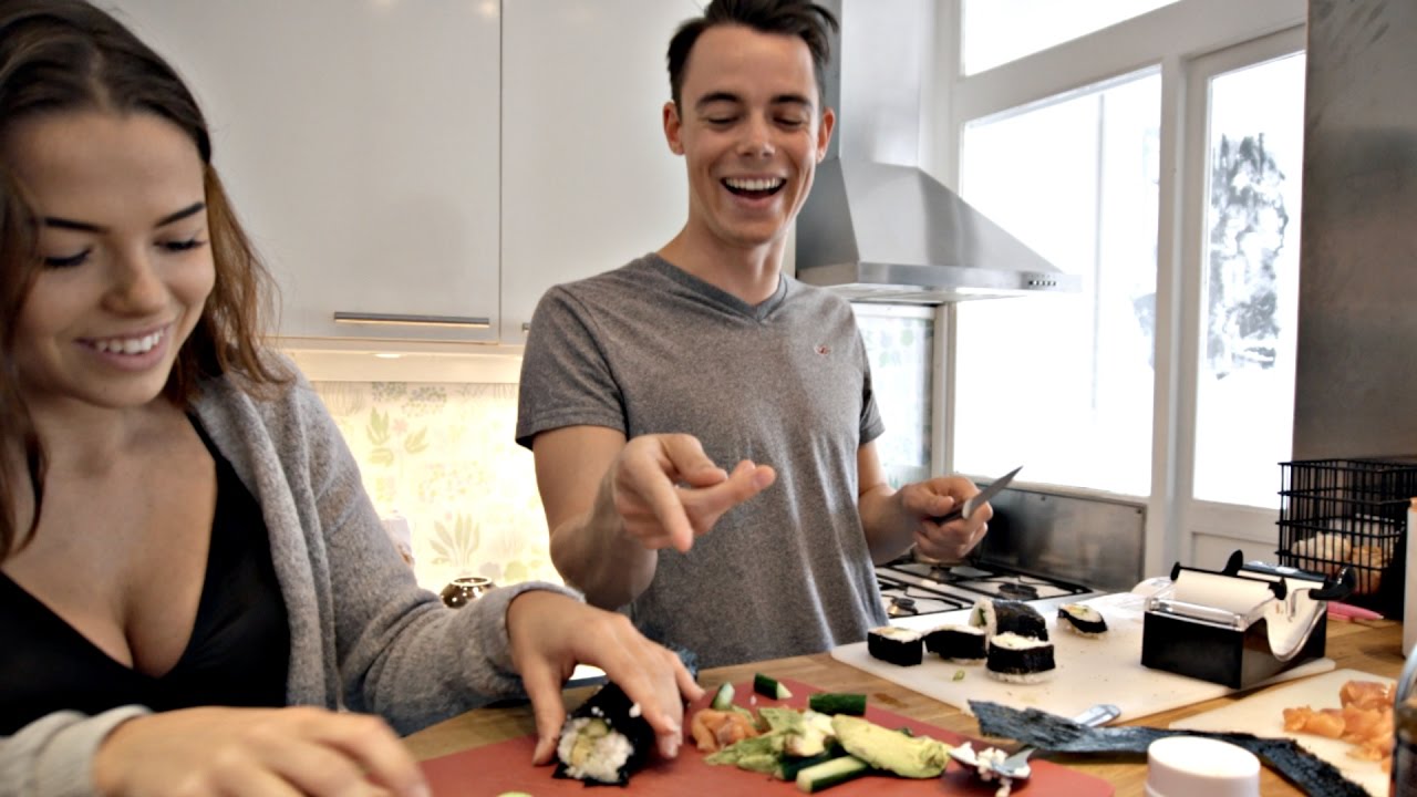 VI TESTAR ATT LAGA EGEN SUSHI