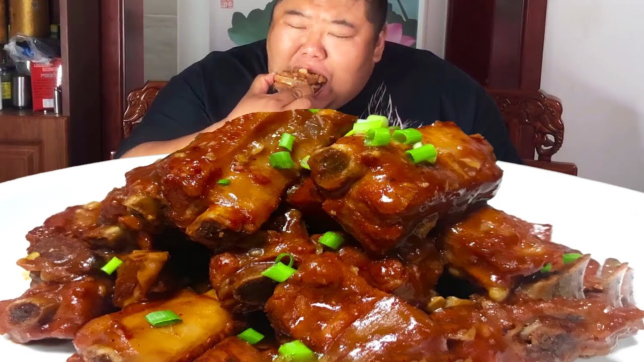 猴哥迟巨资花238买12斤排骨，大口吃肉大口喝酒的胖哥又回来啦，抱着啃肉太过瘾！【胖猴仔】