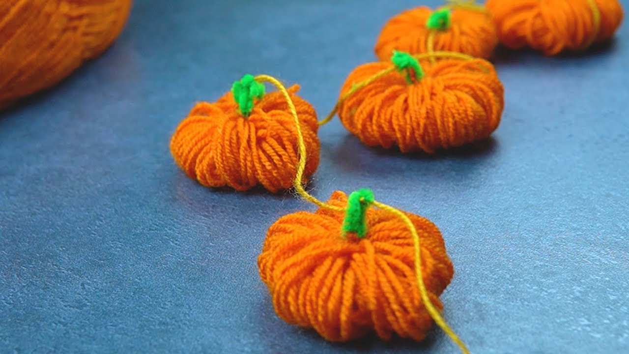 Yarn Pumpkin Garland - DIY Easy Halloween Decorations