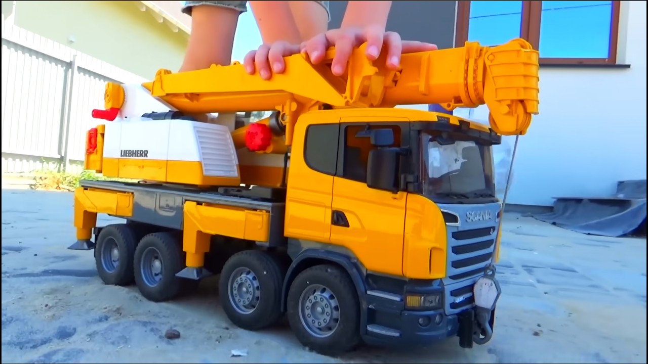 Грузовик с песком Перевернулся Экскаватор и Кран #BRUDER помогают #Машинки для мальчиков