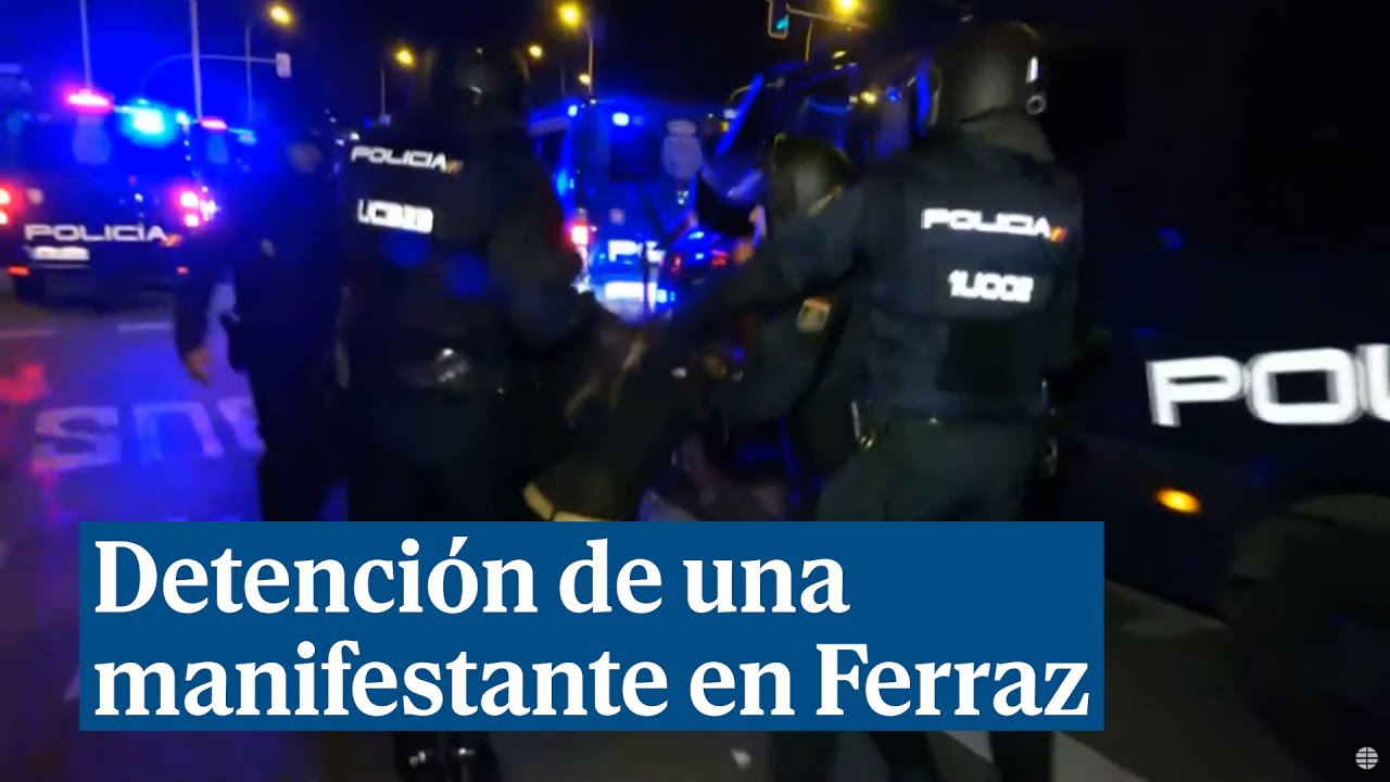 Momento en que detienen a una manifestante en Ferraz