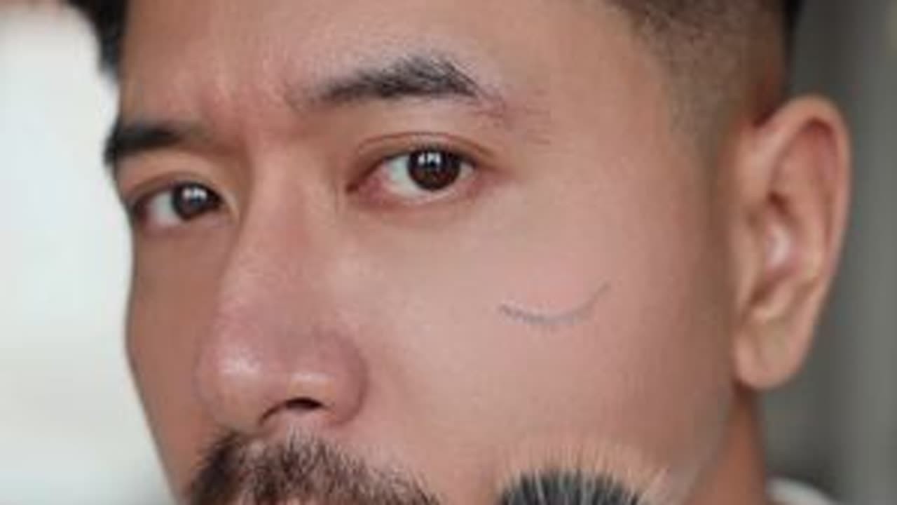 原来这么打腮红才不会把底妆遮瑕蹭掉！#新手化妆教程 #腮红打法 @抖音小助手