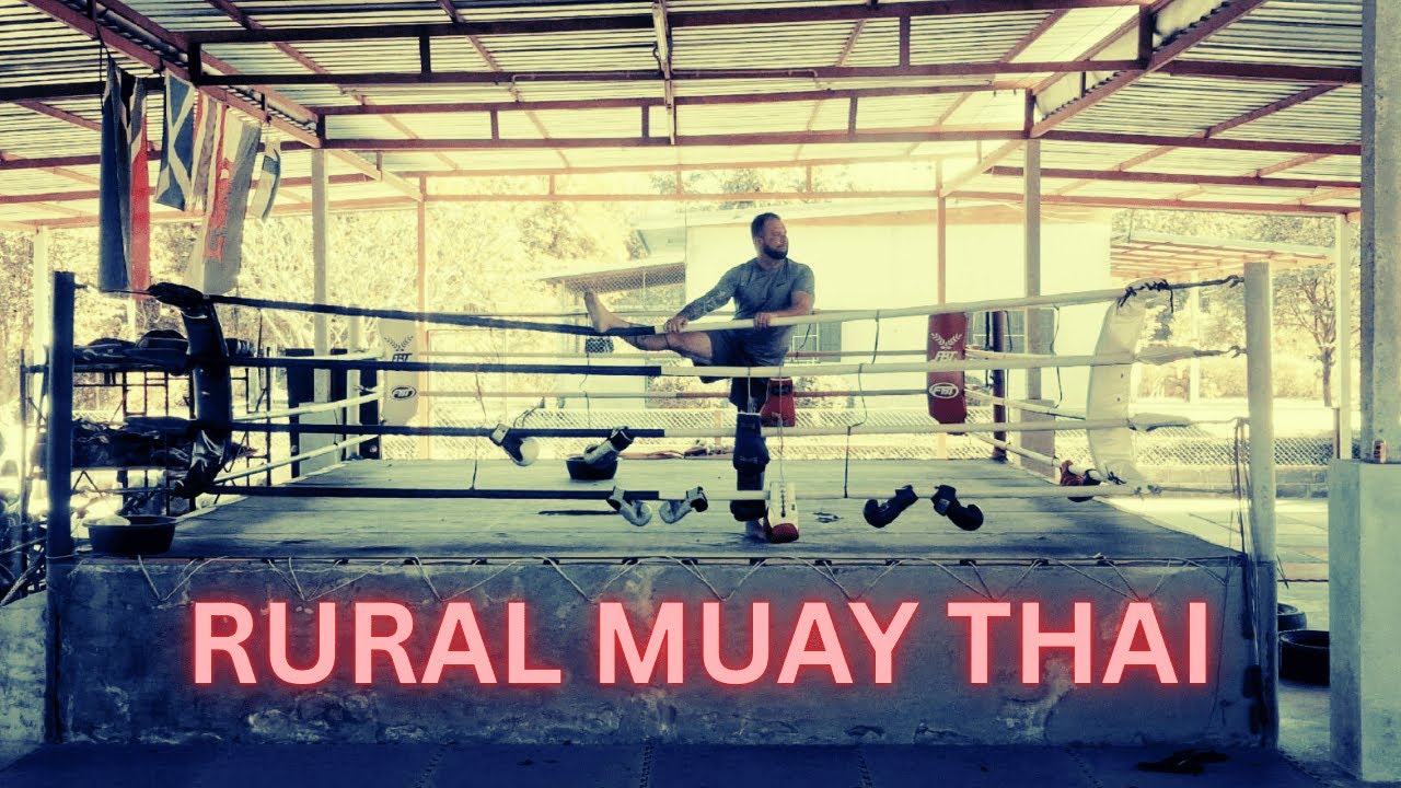 Тренировки в сельском зале тайского бокса в Таиланде.