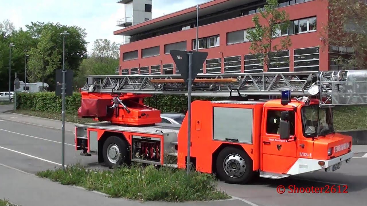 Feuerwehr Esslingen Löschzug rückt aus, mit offenem Geräteraum bei der DLK