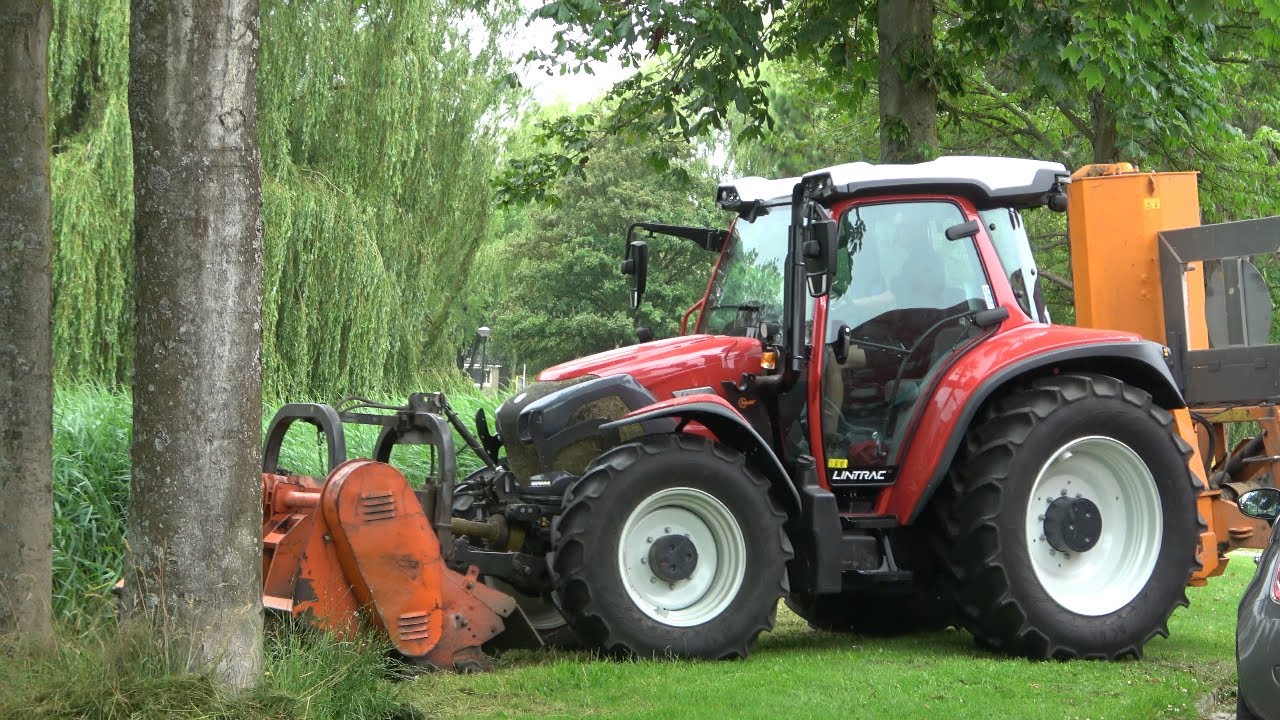 Lindner Lintrac 110 bezig met bermonderhoud