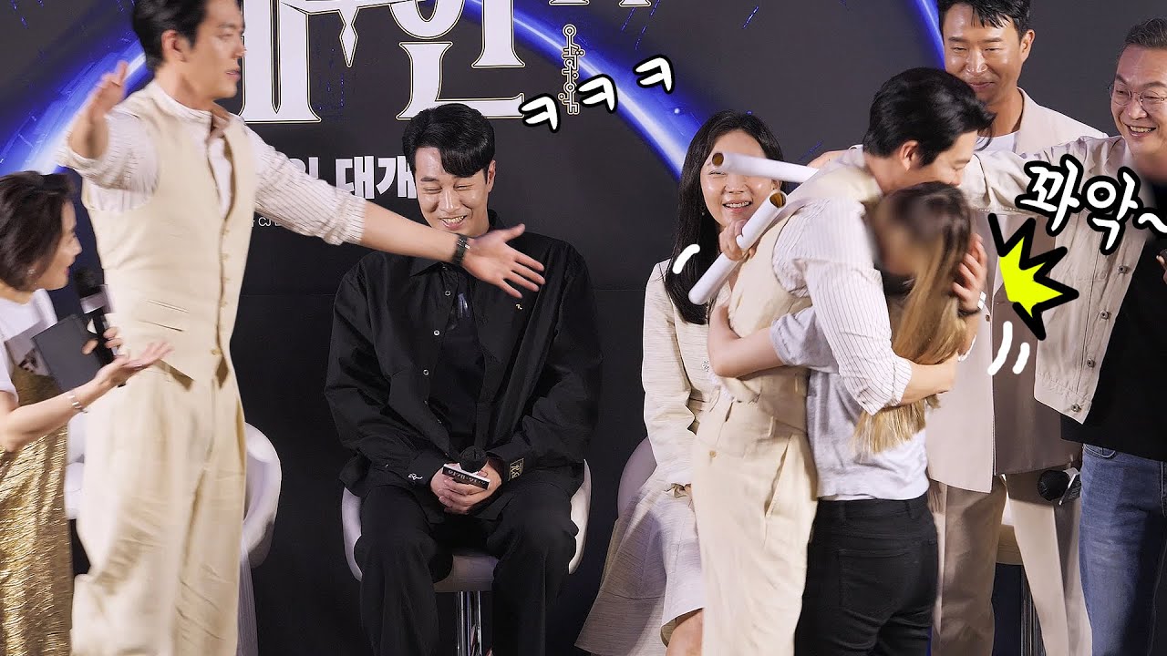 [Eng] 김우빈 박력있는 파워 포옹: 배우들의 포옹 타임~ 류준열, 김태리, 김의성, 조우진: Kim Woobin's powerful hug: 외계+인 쇼케이스 220623
