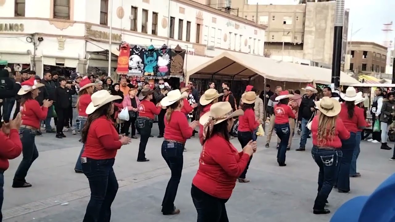 Las vaqueras con los pachucos asiendo la union