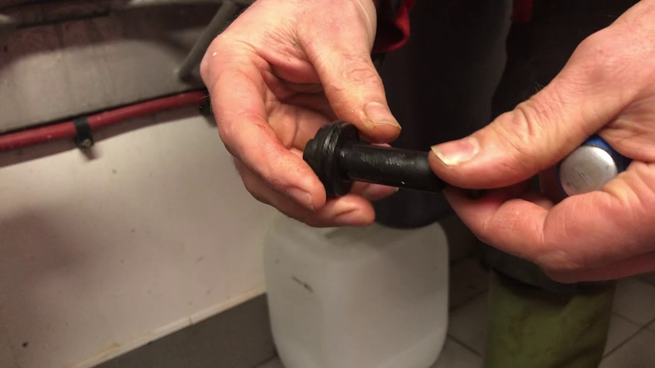 Cleaning the valve on the M4USE buckets